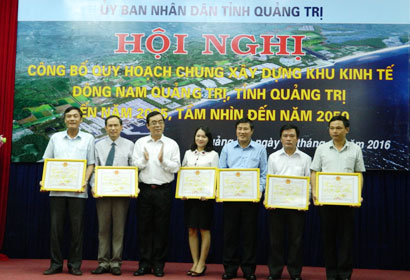 Chủ tịch UBND tỉnh Quảng Trị trao tặng bằng khen cho 7 cá nhân có nhiều thành tích trong quá trình lập đồ án Quy hoạch chung xây dựng Khu kinh tế Đông Nam Quảng Trị đến năm 2035, tầm nhìn đến năm 2050