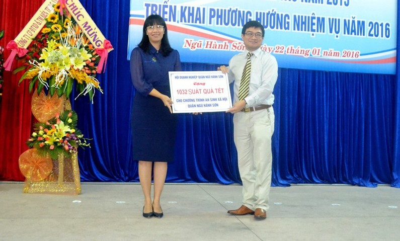 Ông Bùi Thiện Cảnh, Chủ tịch Hội doanh nghiệp Quận Ngũ Hành Sơn trao quà Tết cho quỹ An sinh xã hội quận.
