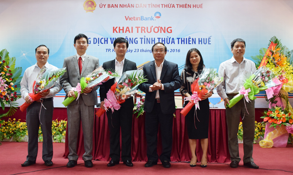 Chủ tịch UBND tỉnh Thừa Thiên Huế Nguyễn Văn Cao tặng hoa nhân dịp ra mắt Ban Giám sát dịch vụ công trực tuyến