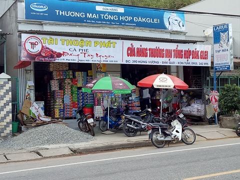 Một trong những điểm bán hàng hoá bình ổn Tết tại tỉnh Kon Tum.