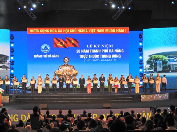 Trao danh hiệu Công dân tiêu biểu của thành phố Đà Nẵng