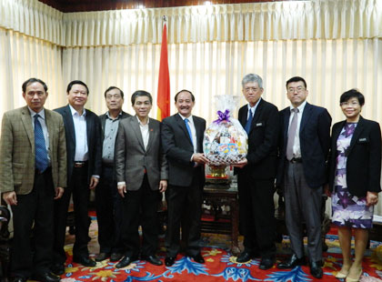 Phó chủ tịch UBND tỉnh Quảng Trị Nguyễn Quân Chính tặng món quà nhân dịp năm mới cho ông Pakorn Snguansuppayakorn, Phó Tổng Giám đốc điều hành, phát triển kinh doanh EAGTi
