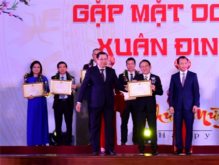 Chủ tịch UBND thành phố Đà Nẵng Huỳnh Đức Thơ trao Bằng khen 