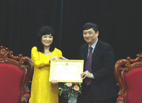 Tiến sĩ Yukiko Hirai được Phó chủ tịch UBND thành phố Đà Nẵng Đựng Việt Dũng trao tặng Bằng Khen vì đã có những đóng góp tích cực đối với sự phát triển kinh tế - xã hội của thành phố Đà Nẵng trong năm 2016 (Ảnh: Danang.gov.vn)