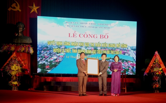 Thứ trưởng Bộ Xây dựng Phan Thị Mỹ Linh trao Quyết định công nhận Thị trấn Kiến Giang mở rộng đạt tiêu chí đô thị loại IV