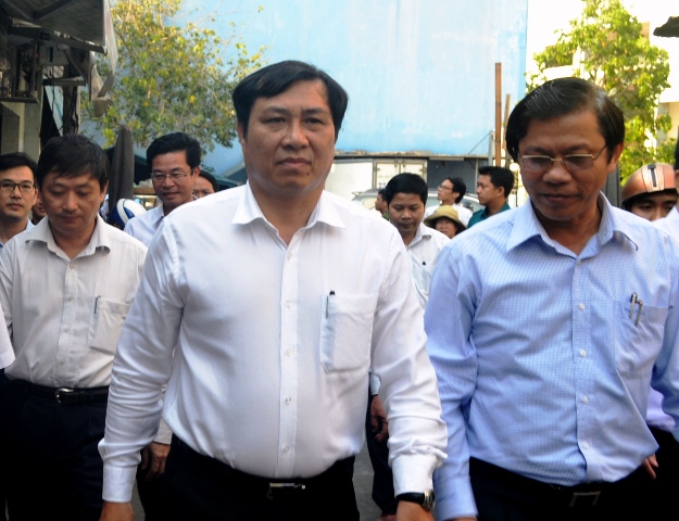 Chủ tịch UBND thành phố Huỳnh Đức Thơ (giữa ảnh) trong một buổi tiếp xúc với các hộ dân khu vực chợ Hàn