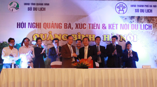 Ký kết Biên bản hợp tác giữa Hiệp hội Du lịch Quảng Bình và Hiệp hội Du lịch Hà Nội (Ảnh: Quangbinh.gov.vn)