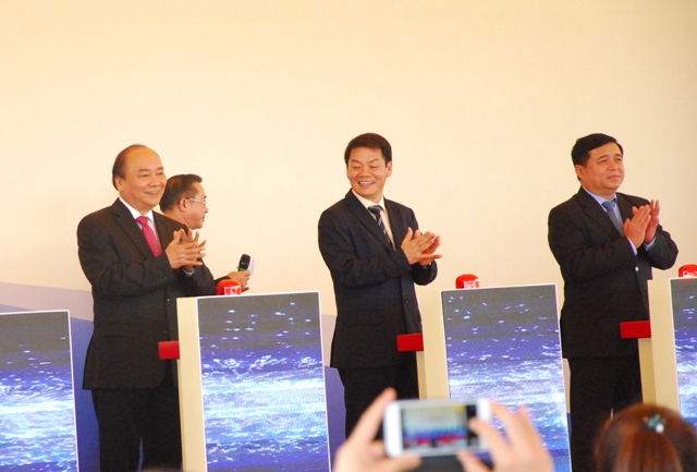 Thủ tướng Nguyễn Xuân Phúc cùng lãnh đạo các B, Ban ngành Trung ương và lãnh đạo Tập đoàn Trường Hải ấn nút khởi công Dự án