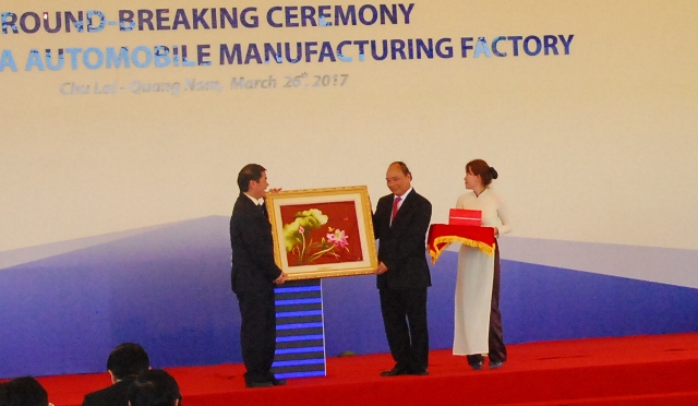 Thủ tướng Nguyễn Xuân Phúc trao món quà cho tập thể cán bộ, công nhân viên, kỹ sư THACO nhân lễ khởi công nhà máy sản xuất ô tô THACO MAZDA