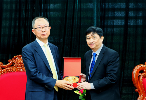Phó chủ tịch TP Đà Nẵng Đặng Việt Dũng (phải) trao quà lưu niệm cho ông Park Jung Kyu