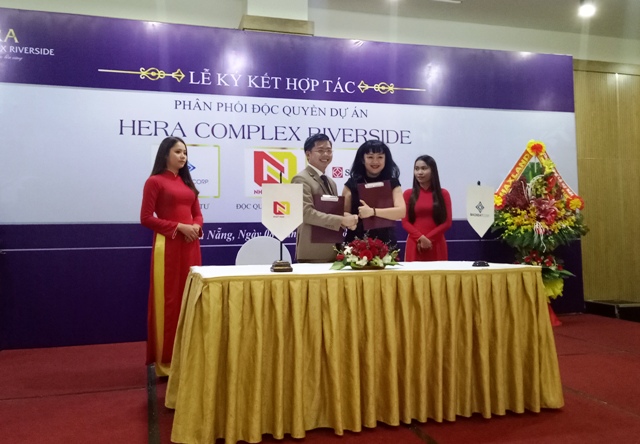 Ông Nguyễn Đức Tâm- Tổng giám đốc Nhất Nam Land và bà Hoàng Thị Kim Châu- Giám đốc Bách Đạt Corp ký kết hợp tác phân phối Dự án Hera Complex Riverside
