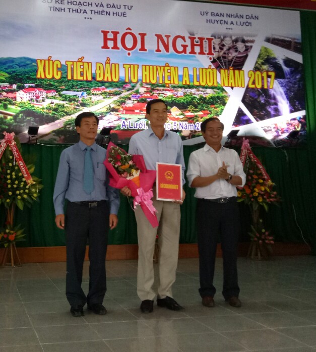 Phó chủ tịch UBND tỉnh thừa Thiên Huế Nguyễn Văn Phương trao giấy chứng nhận đầu tư Dự án cho nhà đầu tư tại Hội nghị