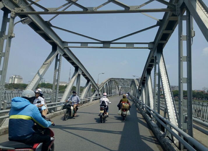 Cầu Trường Tiền bắc qua sông Hương, thành phố Huế.