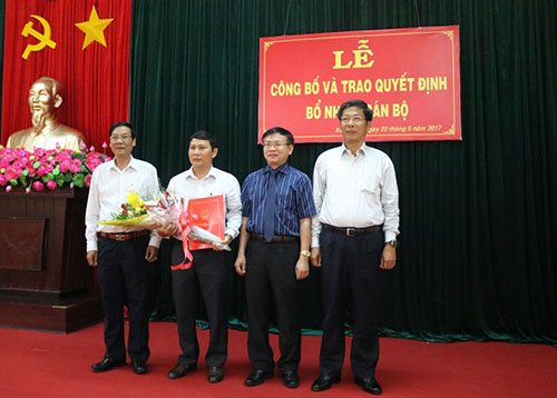 Chủ tịch UBND tỉnh Kon Tum Nguyễn Văn Hoà (thứ hai từ phải sang) trao quyết định bổ nhiệm Phó Ban quản lý khu kinh tế Kon Tum