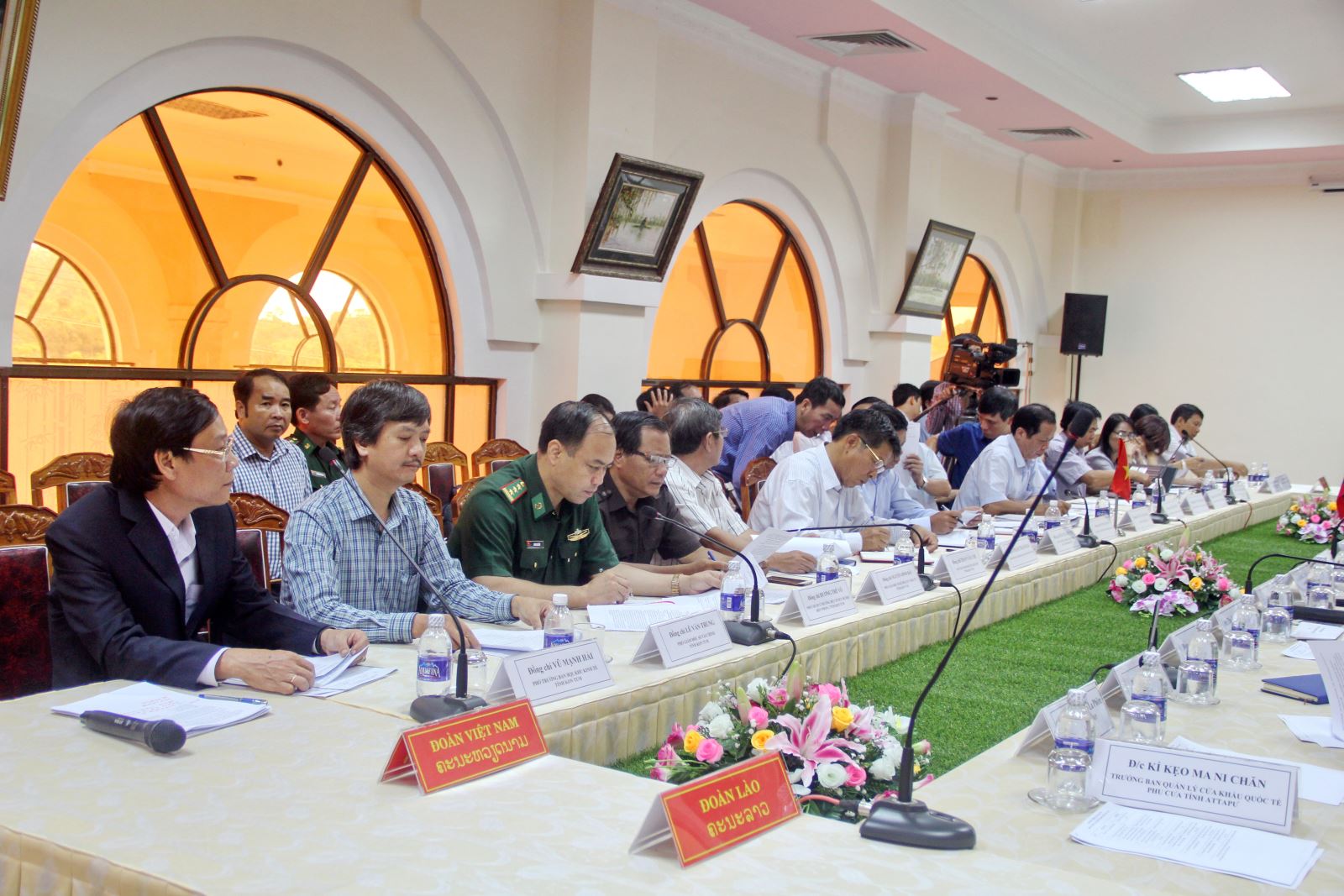 Các đại biểu tham dự cuộc họp đã nêu lên những kiến nghị về việc rút ngắn thủ tục hành chính, thống nhất các thủ tục thông quan tại cặp cửa khẩu Bờ Y- Phu Cưa