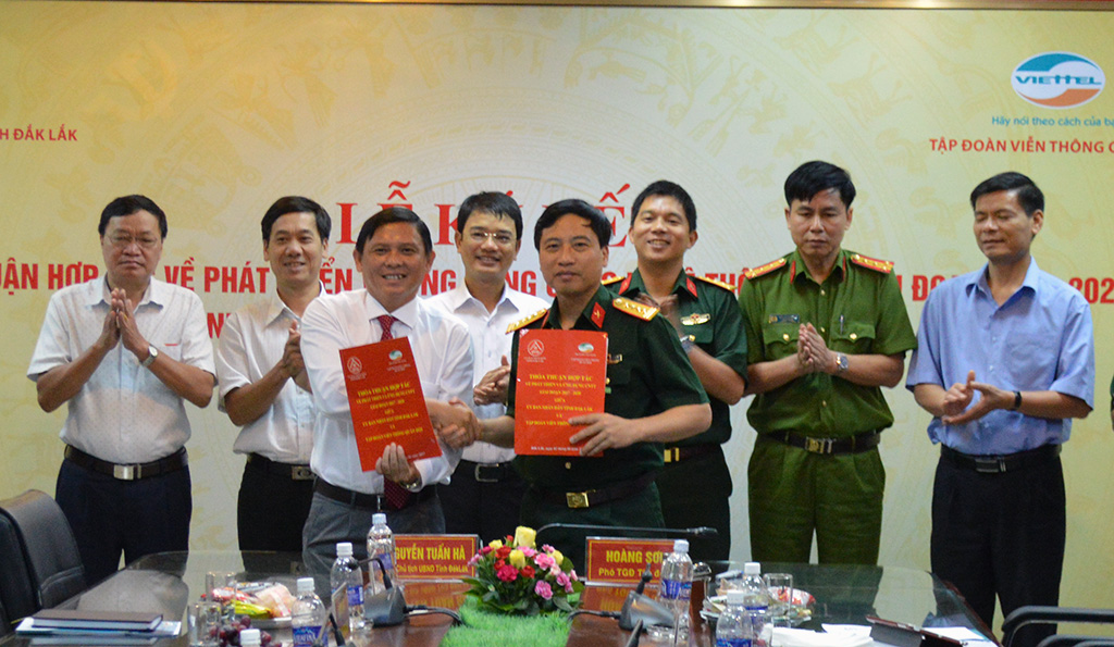 Đại diện lãnh đạo tỉnh Đắk Lắk và Tập đoàn Viettel hai bên ký kết thỏa thuận hợp tác