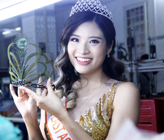 Chiếc chiếc vương miện Hoa hậu Hữu nghị ASEAN  Á trên tay của Hoa hậu Đông Nam Á Phan Hoàng Thu