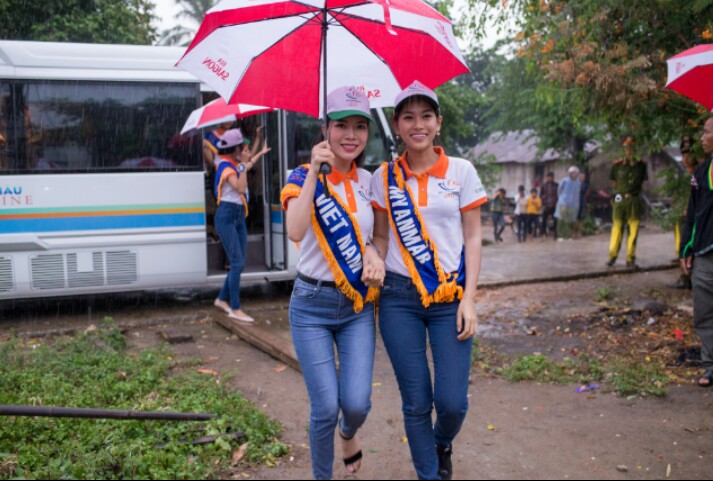 Dưới cơn mưa tầm tả, các thí sinh đã đến thăm các gia đình khó khăn tại thị trấn Hai Riêng