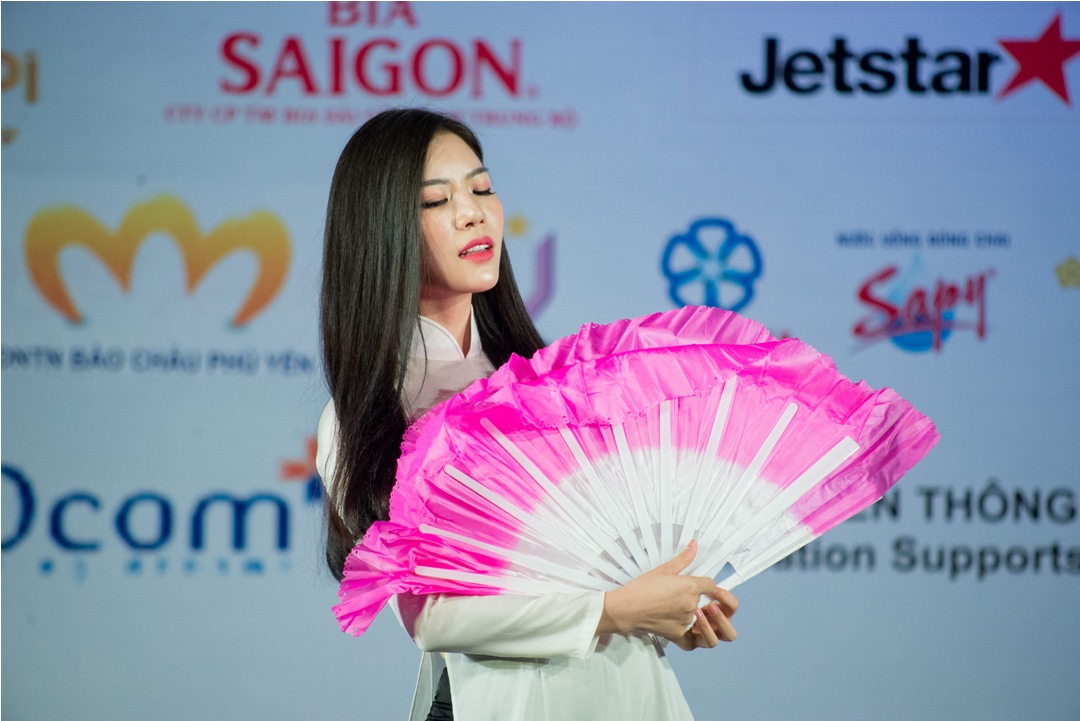 Người đẹp Nguyễn Thị Thoa (Việt Nam) đẹp dịu dàng với tà áo dài trắng trong tiết mục 