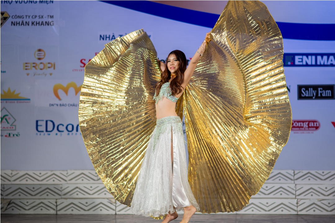 Người đẹp Singapore Vanessa Tiara quyến rũ lạ với điệu Belly dance