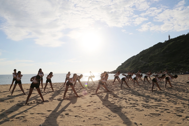 Các thí sinh trẻ trung rạng ngời trong buổi tập Yoga tại Bãi Môn