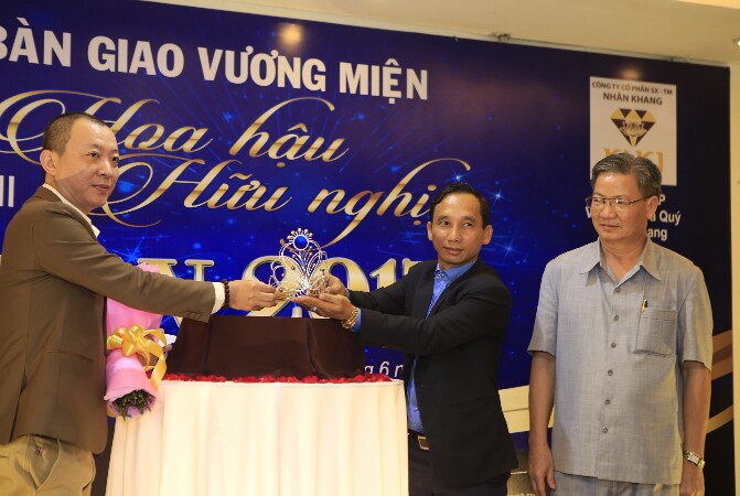 Ông Chương Do Khởi (trái) bàn giao vương miện hoa hậu cho ông Trần Quang Minh - Trưởng BTC Cuộc thi (phải) với sự chứng kiến của ông Hồ Văn Tiến- Giám đốc Sở VHTTDL Phú Yên