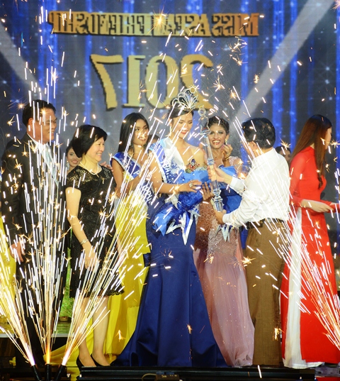 Giây phút đăng quang của Hoa hậu Nuttanan Naree