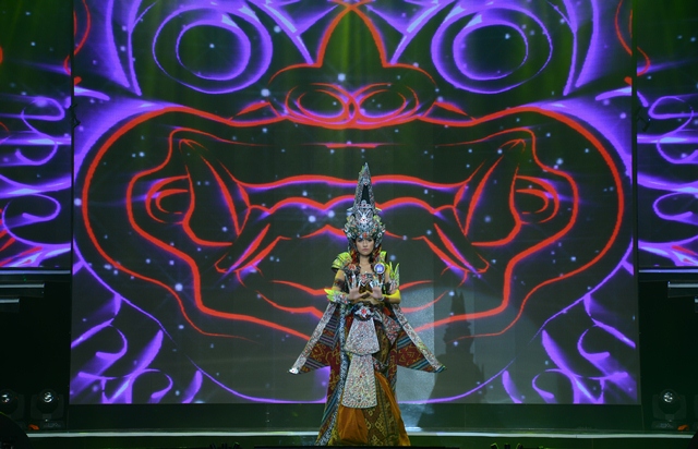Trang phục truyền thống của thí sinh Putri Desy Natalia Siburian đến từ Indonesia