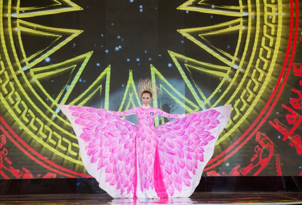Trang phục tà áo dài cách điệu hình tượng bông hoa sen của thí sinh Huỳnh Thị Yến Nhi