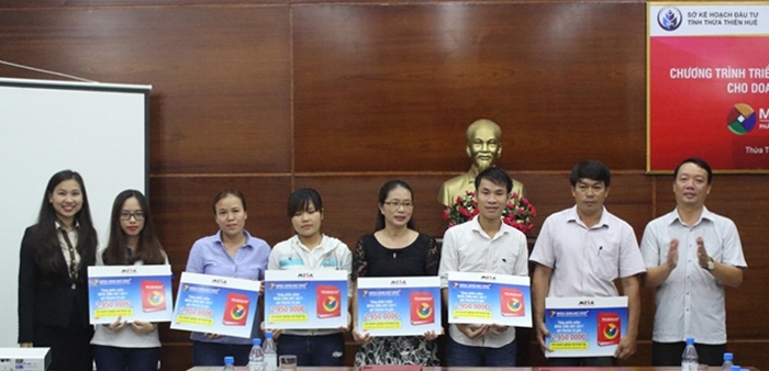 Lãnh đạo Sở Kế hoạch & Đầu tư tỉnh Thừa Thiên Huế và đại diện Công ty MISA cùng trao tặng phần mềm cho các doanh nghiệp mới thành lập đầu năm có mặt tại buổi lễ