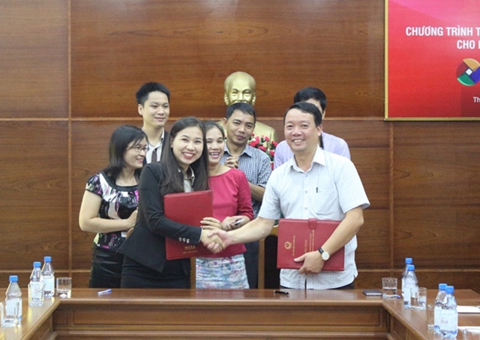 Ông Phan Thiên Định - Giám đốc Sở Kế hoạch và Đầu tư tỉnh Thừa Thiên Huế (phải ảnh) và bà Nguyễn Thanh Thủy - Giám đốc Văn phòng MISA Đà Nẵng trao biên bản hợp tác tặng phần mềm kế toán cho doanh nghiệp