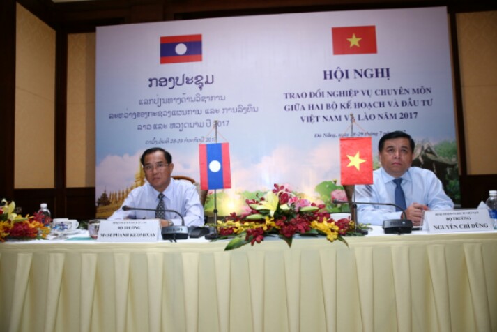 Bộ trưởng Bộ KH&ĐT Việt Nam Nguyễn Chí Dũng và Bộ trưởng Bộ KH&ĐT Lào Su Phanh Keo Mi Xay chủ trì Hội nghị