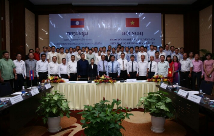 Các đại biểu hai Bộ KH&ĐT Việt Nam và Lào chụp ảnh lưu niệm