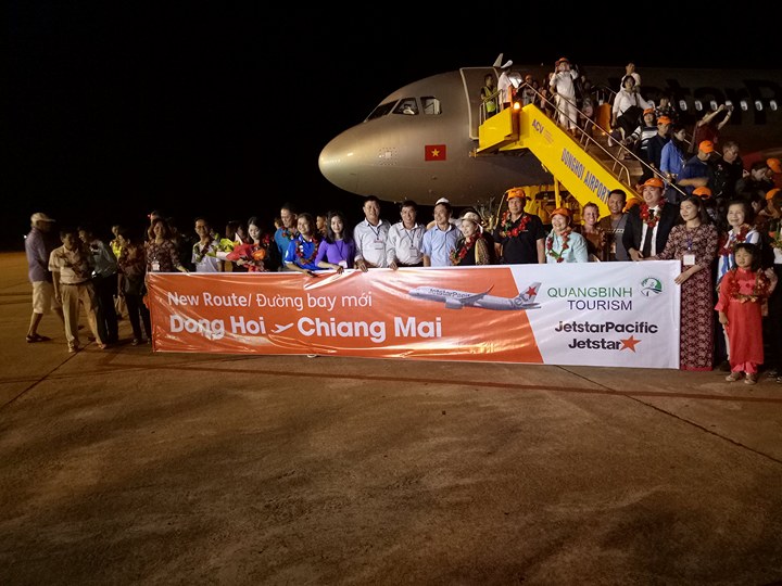 Lãnh đạo Sở Du lịch Quảng Bình chào mừng phi hành đoàn và các vị khách trên chuyến bay quốc tế Chiang Mai - Đồng Hới