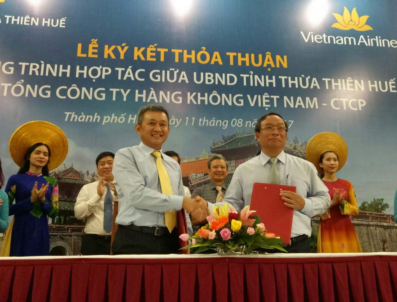 Chủ tịch UBND tỉnh Thừa Thiên Huế Nguyễn Văn Cao (phải ảnh) và ông Dương Trí Thành, Tổng giám đốc Vietnam Airlines ký kết biên bản hợp tác