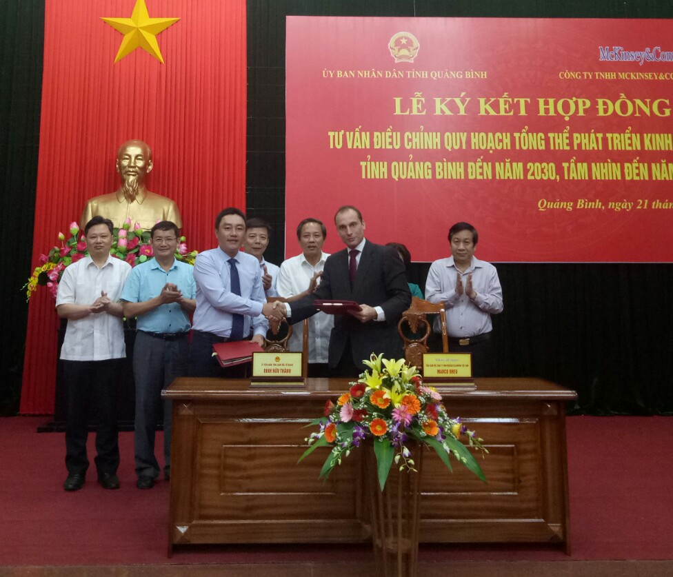 Ông Đinh Hữu Thành, Giám đốc Sở Kế hoạch và Đầu tư Quảng Bình và ông Marco Breu, Tổng giám đốc McKinsey& Company Việt Nam ký kết 
