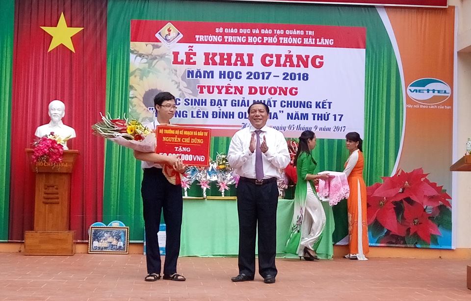Bí thư Tỉnh ủy Quảng Trị Nguyễn Văn Hùng trao phần quà của Bô trưởng Bộ KH&ĐT Nguyễn Chí Dũng cho em Phan Đăng Nhật Minh