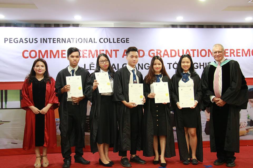 Trường Cao đẳng Quốc tế Pegasus trao bằng tốt nghiệp năm học 2017 cho các em sinh viên tham gia các khóa học tại trường.