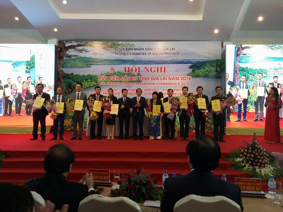 UBND tỉnh Gia Lai trao quyết định chủ trương đầu tư cho các nhà đầu tư tại Hội nghị XTĐT Gia Lai năm 2016