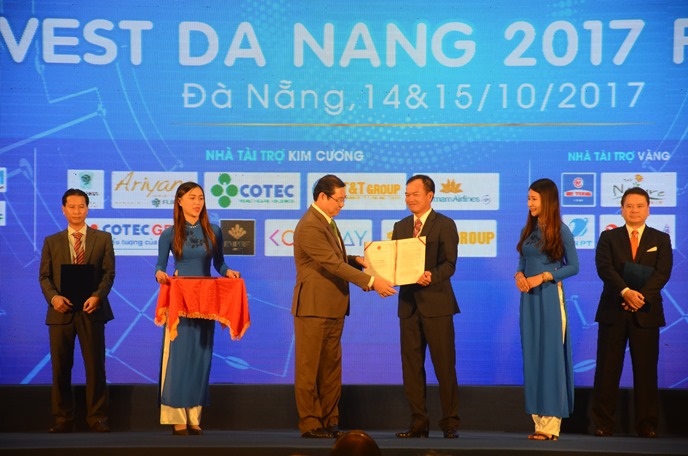 Chủ tịch UBND thành phố Đà Nẵng Huỳnh Đức Thơ trao quyết định chủ trương đầu tư cho nhà đầu tư tại Diễn đàn Đầu tư Đà Nẵng