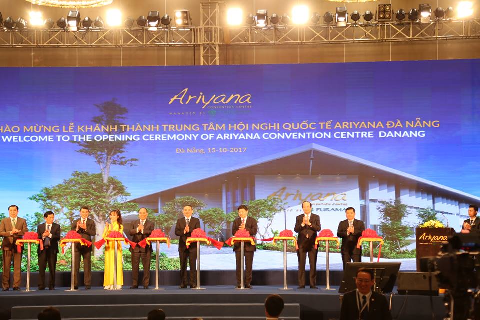 Thủ tướng Nguyễn Xuân Phúc cùng lãnh đạo các Bộ banh ngành, thành phố Đà Nẵng và lãnh đạo Tập đoàn Sovico cắt băng khánh thành Cung Hội nghị Quốc tế  Ariyana