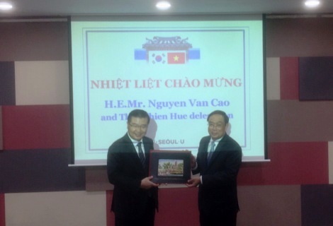 Chủ tịch UBND tỉnh Thừa Thiên Huế Nguyễn Văn Cao (phải ảnh) tại buổi làm việc