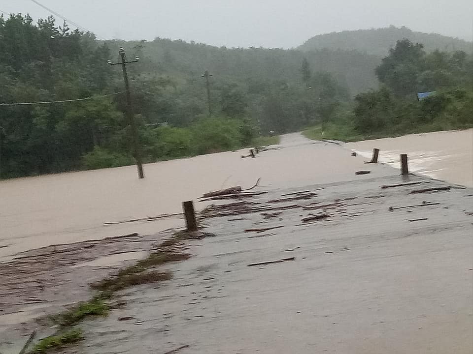 Mưa to khiến nhiều khu vực miền núi tỉnh Quảng Nam xảy ra ngập lụt Ảnh: Ahao Lập