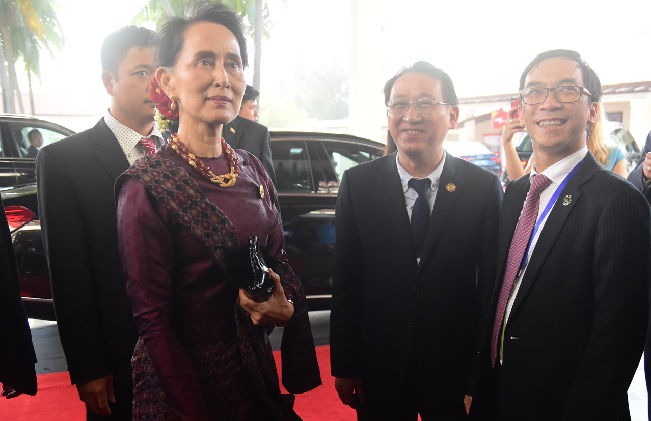 Bà Aung San Suu Kyi, Cố vấn Nhà nước, Bộ trưởng Ngoại giao Myanmar, tham dự Tuần lễ Cấp cao APEC theo lời mời của Chủ tịch nước Trần Đại Quang