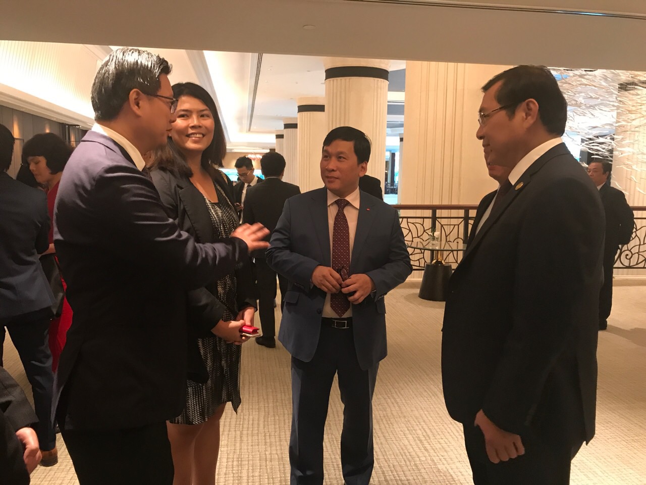 Chủ tịch UBND thành phố Đà Nẵng Huỳnh Đức Thơ trao đổi bên lề với một số nhà đầu tư Singapore tại chuyến công tác