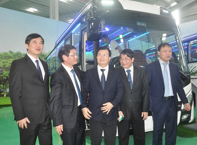 Phó thủ tướng Trịnh Đình Dũng tham quan Nhà máy sản xuất xe buýt của Thaco