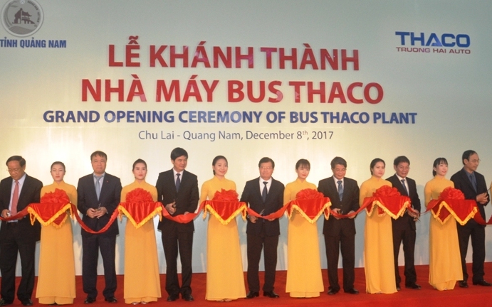 Phó thủ tướng Trịnh Đình Dũng cắt băng khánh thành nhà máy sản xuất xe buýt của Thaco