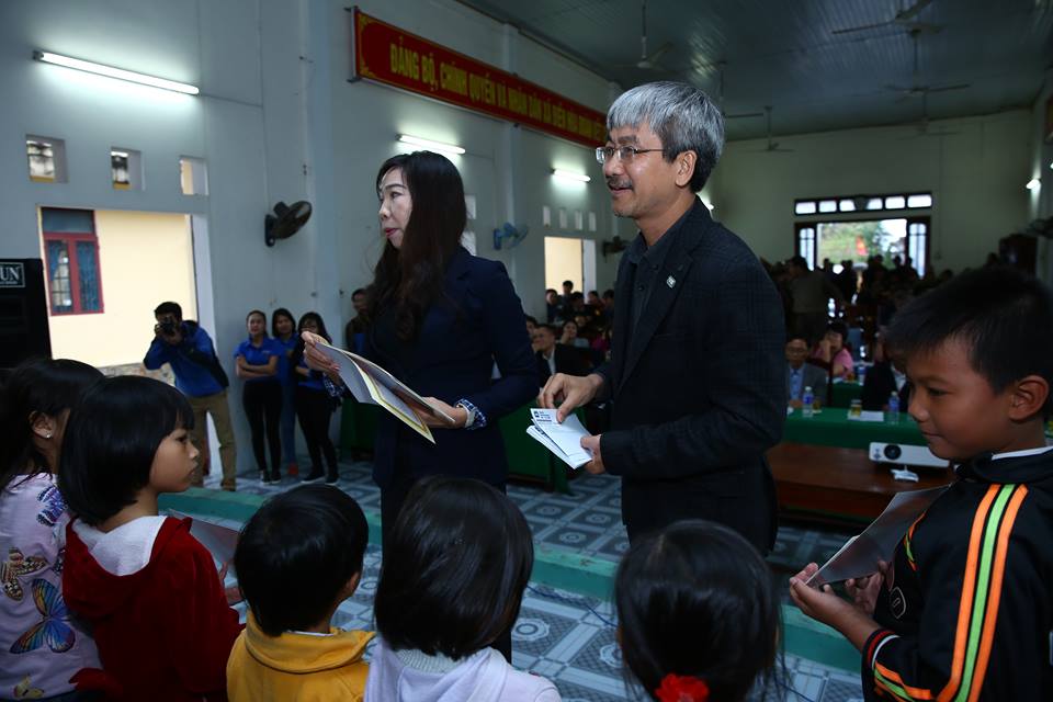 Phó tổng biên tập Báo Đầu tư Nguyễn Quốc Việt trao học bổng 