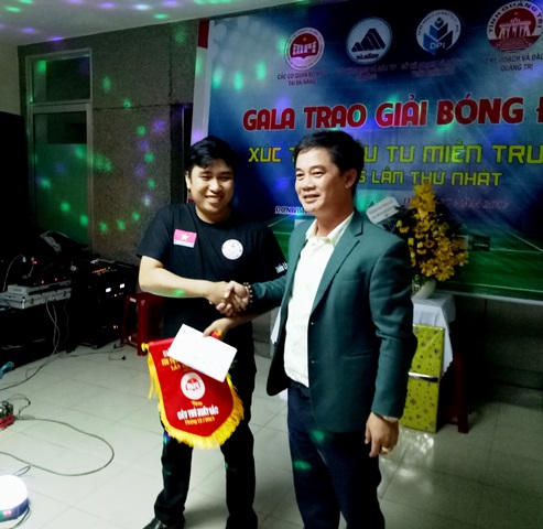 Ông Nguyễn Ngọc Bảo Anh- Trưởng đại diện Văn phòng III Bộ KH&ĐT trao giải thủ môn xuất sắc nhất giải cho cầu thủ Uông Ngọc Tân ( Báo Đầu tư) 