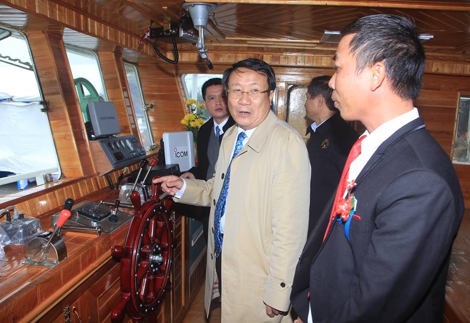 Phó chủ tịch UBND tỉnh Quảng Trị Hà Sỹ Đồng cùng các đại biểu tham quan tàu vỏ thép